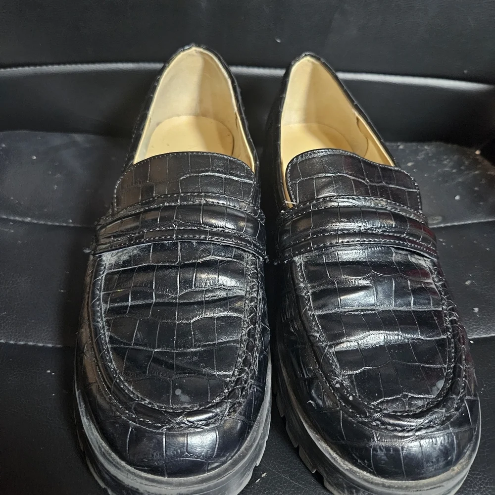 Black Crocodile Pattern Loafers
